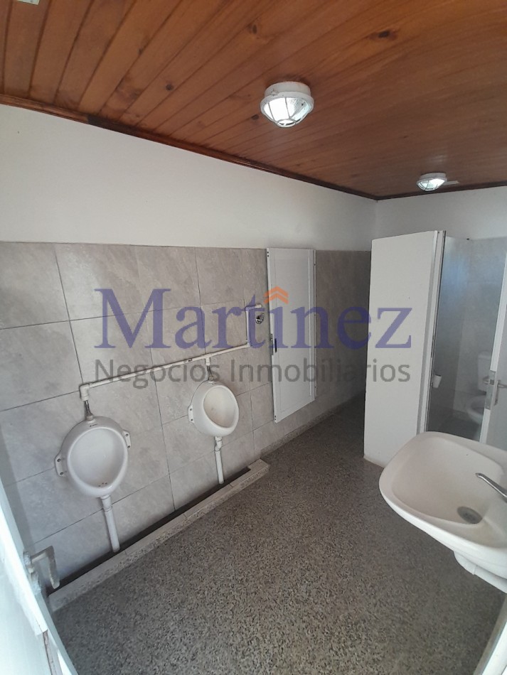 EN VENTA SALON COMERCIAL.