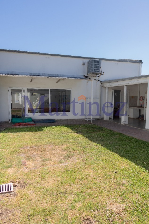 EN VENTA SALON COMERCIAL.