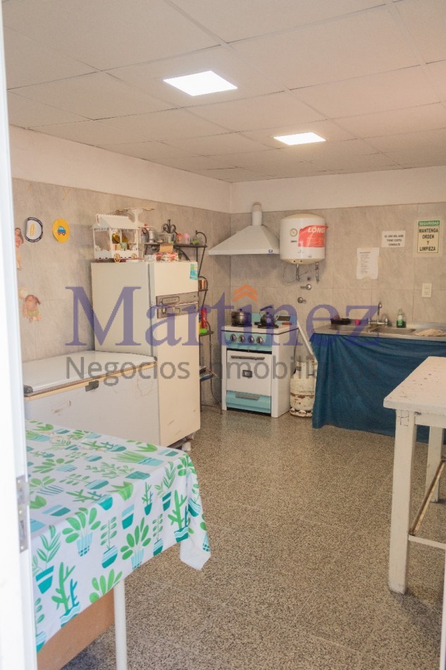 EN VENTA SALON COMERCIAL.