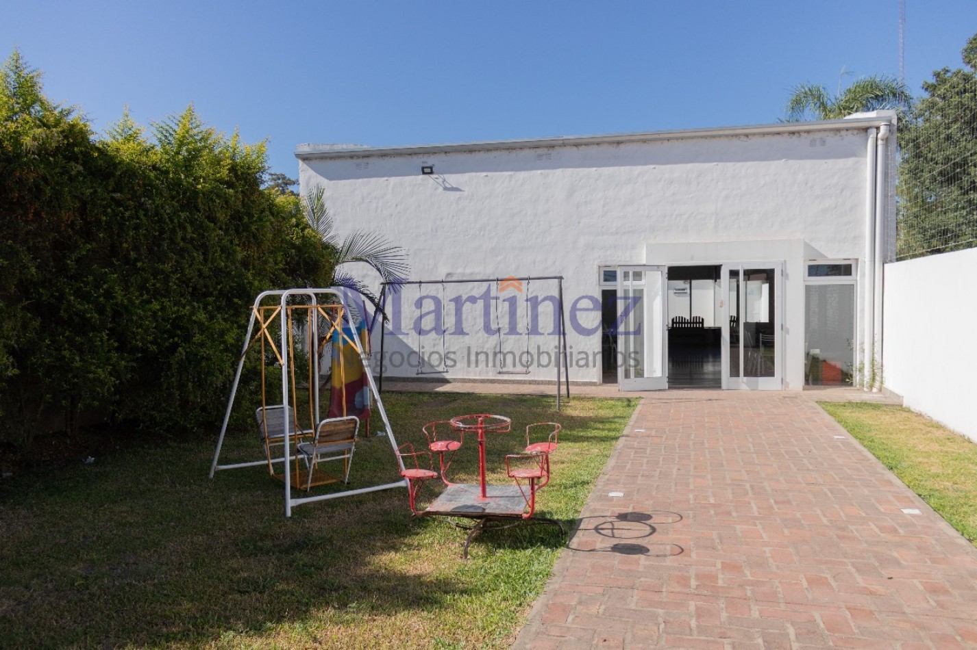 EN VENTA SALON COMERCIAL.