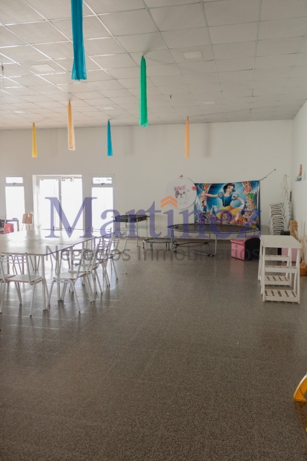 EN VENTA SALON COMERCIAL.