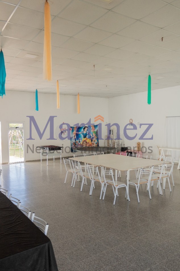 EN VENTA SALON COMERCIAL.