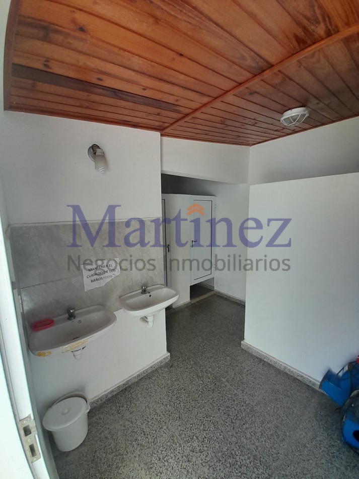 EN VENTA SALON COMERCIAL.